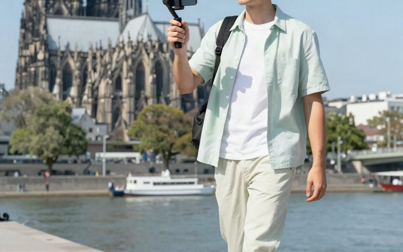 Creator filmt sich mit Smartphone und Gimbal am Wasser
